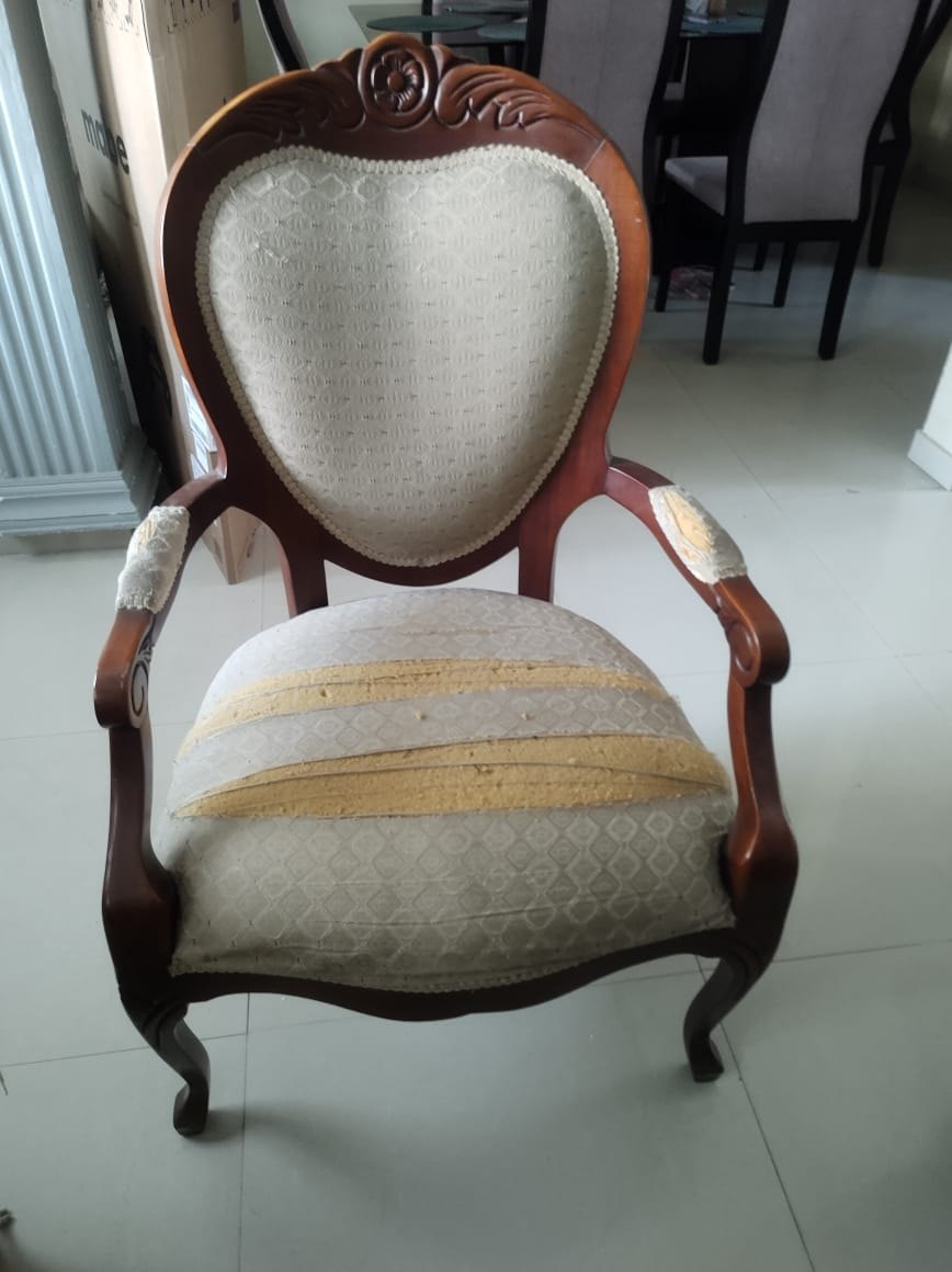 Silla tapizada con acabado claro