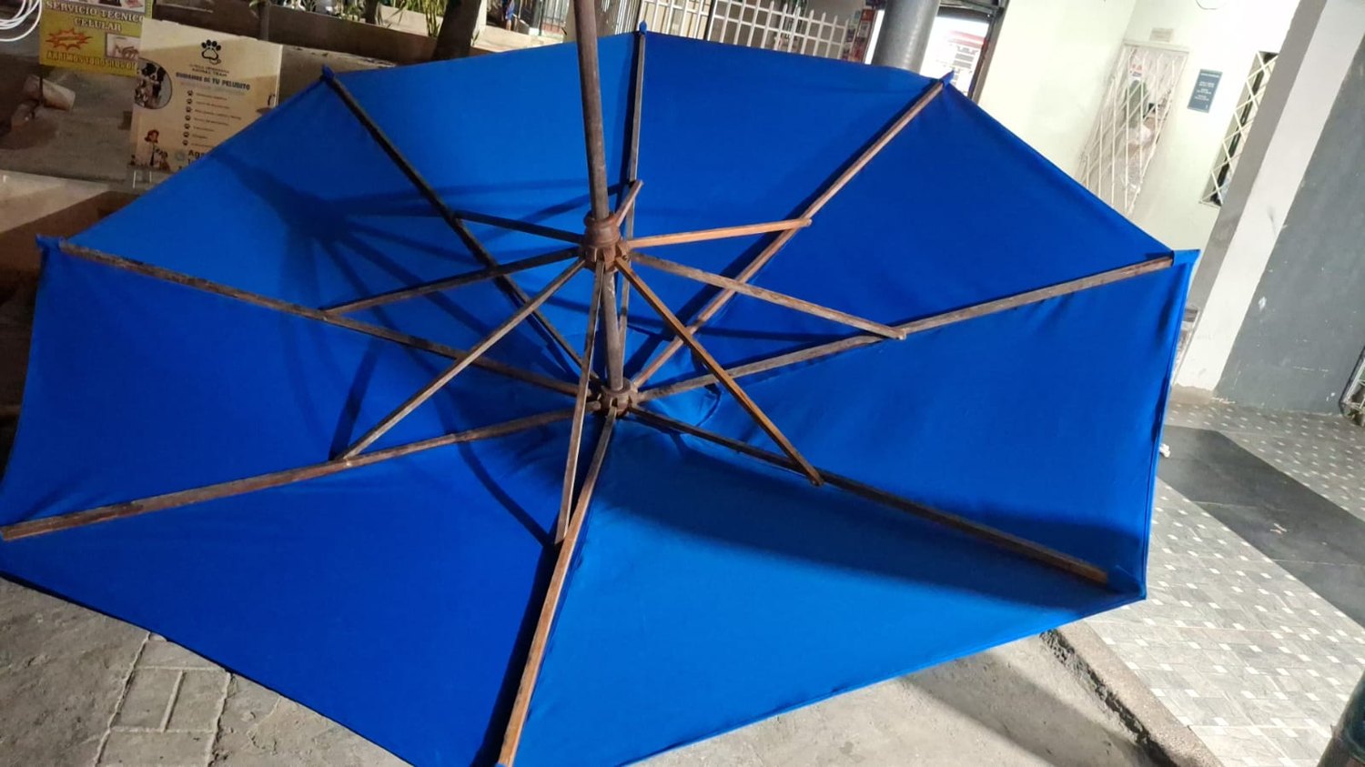 Sombrilla azul de gran formato para espacios exteriores